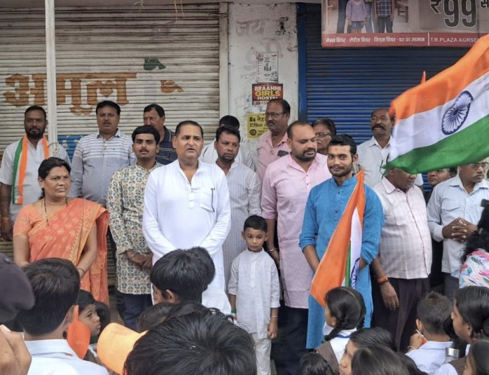 स्वतंत्रता दिवस पर रविंद्र सिंह ने किया ध्वज वंदन, बच्चों को बांटी शैक्षणिक सामग्री
