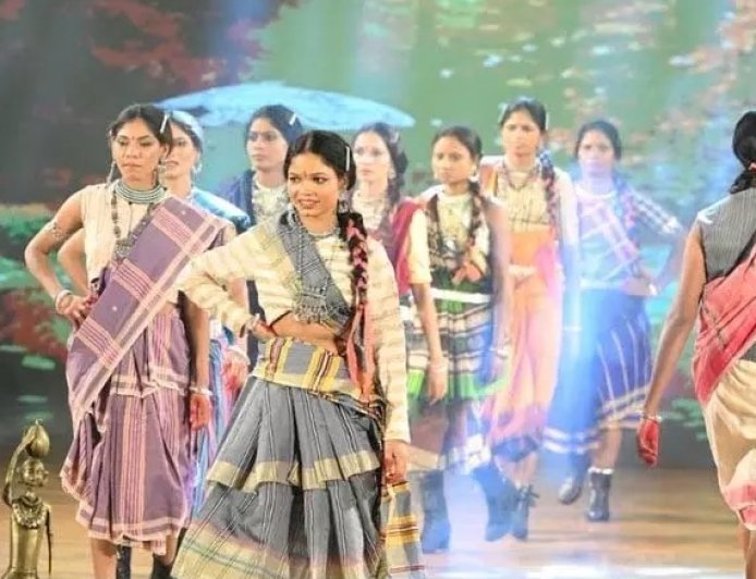 सुकमा की पुनर्वासित महिलाओं का नया आगाज: रायपुर के रैंप पर बिखेरा कोसा-कॉटन का जलवा