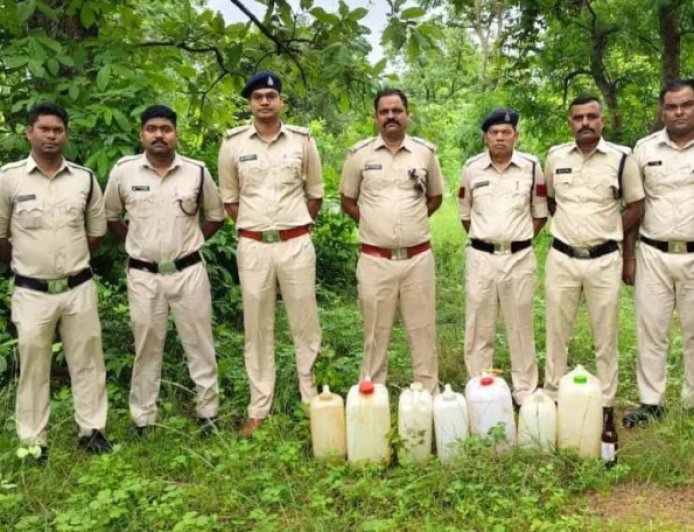 गरियाबंद में आबकारी विभाग की सख्त कार्रवाई, जंगल में छिपाकर रखी 100 लीटर अवैध शराब पकड़ी