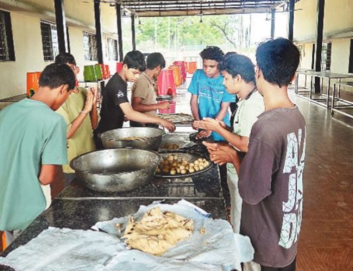 15 करोड़ की इमारत, फिर भी बेबस छात्र: 30 कमरों में 300 बच्चे, पढ़ाई छोड़ खुद बना रहे खाना