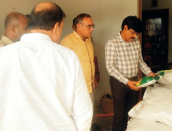 बिलासपुर में अवैध खाद-कीटनाशक गोदाम पर बड़ी रेड: 35 लाख का माल जब्त, गोदाम सील; नकली होने के संदेह में लैब भेजे गए सैंपल