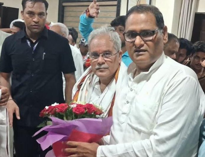 भूपेश बघेल के जन्मदिन पर बिलासपुर से पहुंचे सैकड़ों कांग्रेसजन, रविंद्र सिंह के नेतृत्व में दी शुभकामनाएं