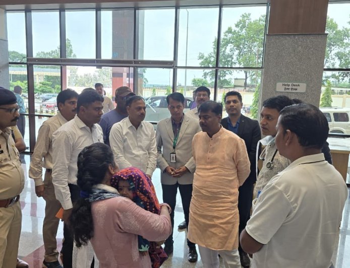 सड़क हादसे में घायल जवानों का हाल जानने अस्पताल पहुंचे वन मंत्री केदार कश्यप, बेहतर इलाज के दिए सख्त निर्देश