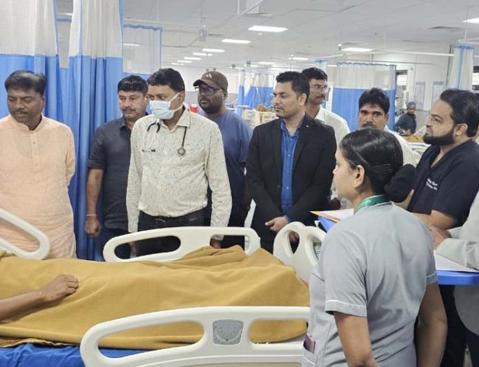 जगदलपुर हादसा: वन मंत्री केदार कश्यप ने अस्पताल में घायल जवानों से की मुलाकात, डॉक्टरों को दिए बेहतर इलाज के सख्त निर्देश