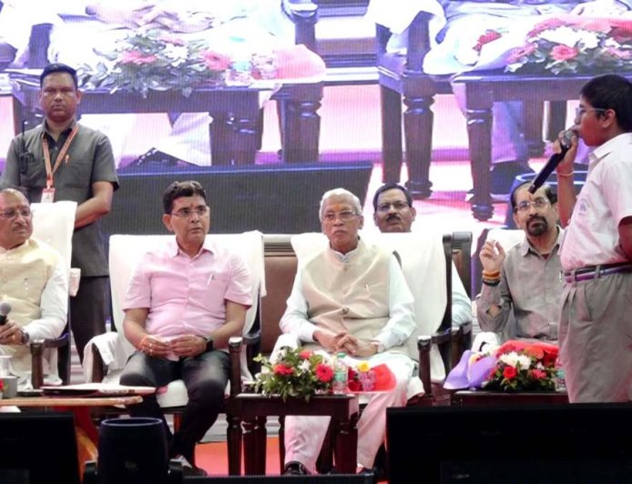 छत्तीसगढ़ का संकल्प: श्रमिकों का विकास ही राज्य का विकास, मेधावी बच्चों को मिला CM साय का साथ