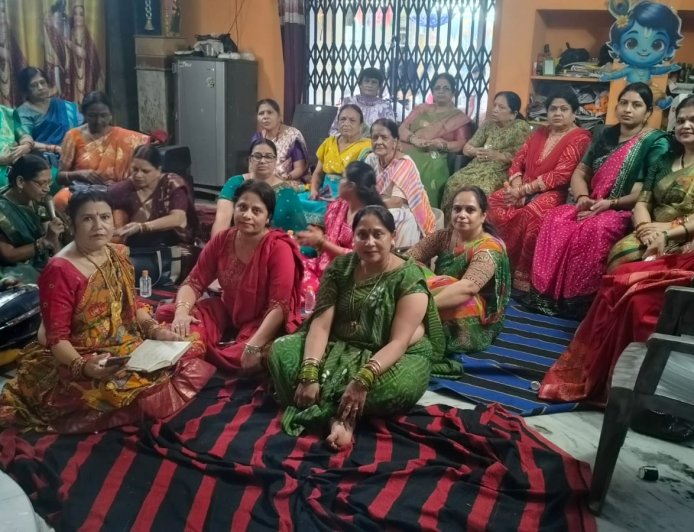 ब्रह्म वनिताएं  परसू सेना की बहनों ने सावन मास में किया भजन कीर्तन का प्रोग्राम