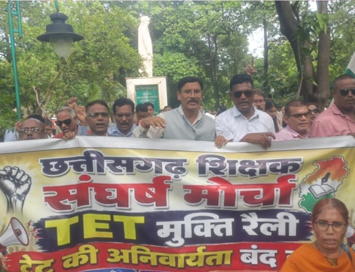 छत्तीसगढ़ में शिक्षकों का हल्लाबोल: TET अनिवार्यता के खिलाफ बारिश में निकाली 'TET मुक्ति रैली', 5 सूत्रीय मांगों पर अड़े