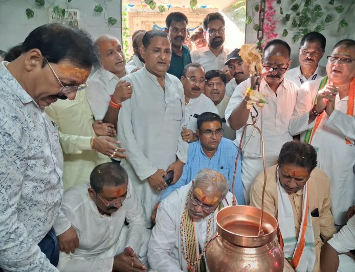 मोहभठ्ठा में पूर्व मुख्यमंत्री भूपेश बघेल ने किया भगवान भोलेनाथ का अभिषेक, हजारों श्रद्धालु हुए शामिल