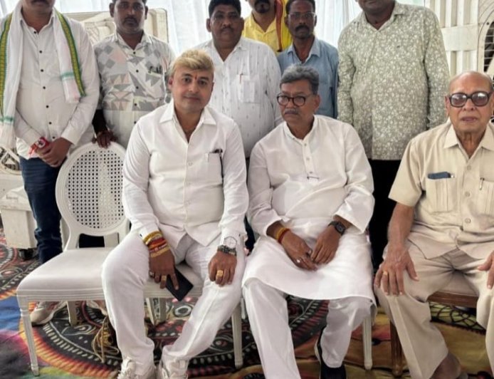 त्रिलोक श्रीवास ने सहयोगियों के साथ नेता प्रतिपक्ष डॉ. चरण दास महंत का किया स्वागत