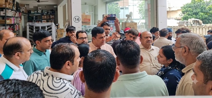 आवासीय क्षेत्र में कमर्शियल गतिविधियों से 50 परिवार परेशान, विरोध के बाद नगर निगम ने बंद किया भारी वाहनों का रास्ता