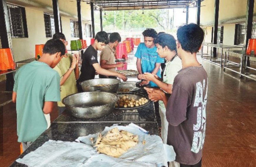 15 करोड़ की इमारत, फिर भी बेबस छात्र: 30 कमरों में 300 बच्चे, पढ़ाई छोड़ खुद बना रहे खाना