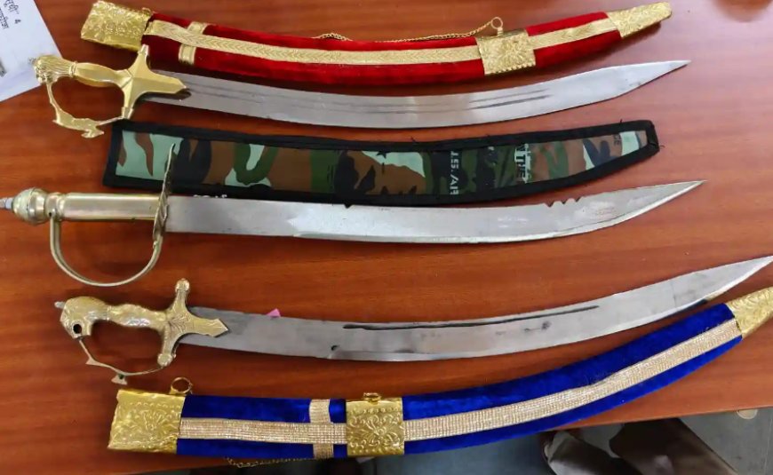 जांजगीर-चांपा में रेलवे स्टेशनों पर अलर्ट: ट्रेनों में मिला हथियारों का जखीरा, पुलिस ने शुरू की जांच