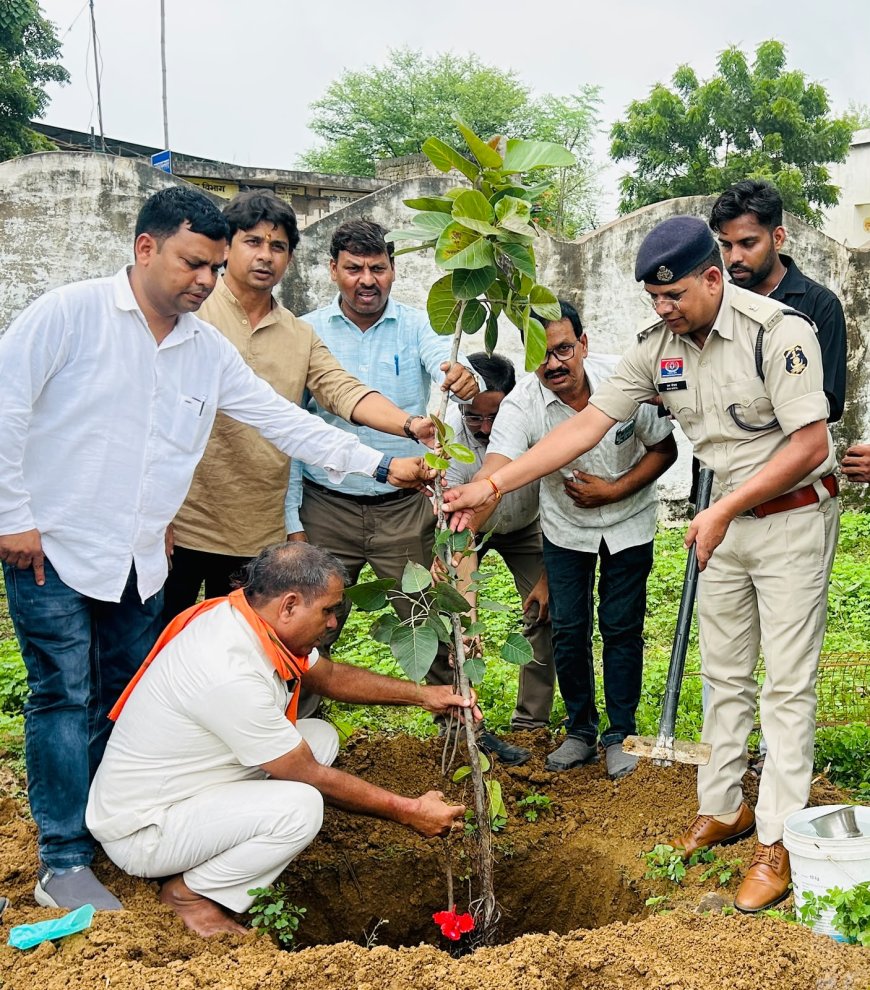 थैलेसीमिया पीड़ित बच्चों के लिए स्वैच्छिक रक्तदान शिविर एवं वृक्षारोपण का सराहनीय आयोजन