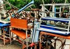 बिलासपुर: स्वामी आत्मानंद स्कूल में 20 लाख का नया फर्नीचर बना कबाड़, छत पर पड़े-पड़े सड़ रही कुर्सियां-टेबल, घटिया खरीदी पर उठे सवाल
