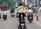 बिलासपुर में दिनदहाड़े जानलेवा स्टंट: कलेक्टर बंगले से गोलबाजार तक चलती बाइक पर लेटा और खड़ा दिखा युवक, वीडियो वायरल