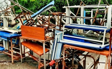 बिलासपुर: स्वामी आत्मानंद स्कूल में 20 लाख का नया फर्नीचर बना कबाड़, छत पर पड़े-पड़े सड़ रही कुर्सियां-टेबल, घटिया खरीदी पर उठे सवाल