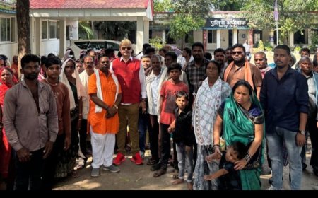 कांग्रेस नेता त्रिलोक श्रीवास सैकड़ो लोगों के साथ निर्दोष व्यक्तियों को न्याय दिलाने एसपी ऑफिस पहुंचे,