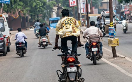 बिलासपुर में दिनदहाड़े जानलेवा स्टंट: कलेक्टर बंगले से गोलबाजार तक चलती बाइक पर लेटा और खड़ा दिखा युवक, वीडियो वायरल