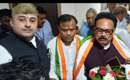कांग्रेस नेता त्रिलोक चंद्र श्रीवास ने सहयोगियों सहित प्रभारी महासचिव सुखदेव भगत का किया स्वागत