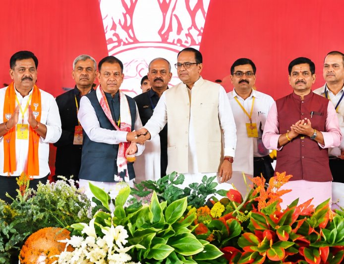 2 लाख परिवारों को मिले पक्के मकान, शिवराज सिंह चौहान और सीएम विष्णु देव साय ने सौंपी चाबियां; कृषि विज्ञान केंद्र की घोषणा