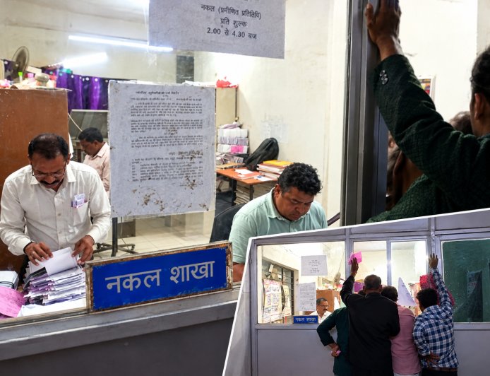 स्कूल की नौकरी या तहसील की ड्यूटी? नकल शाखा में शिक्षक की कथित तैनाती ने खड़े किए गंभीर सवाल, आदेश और भुगतान की जांच जरूरी”