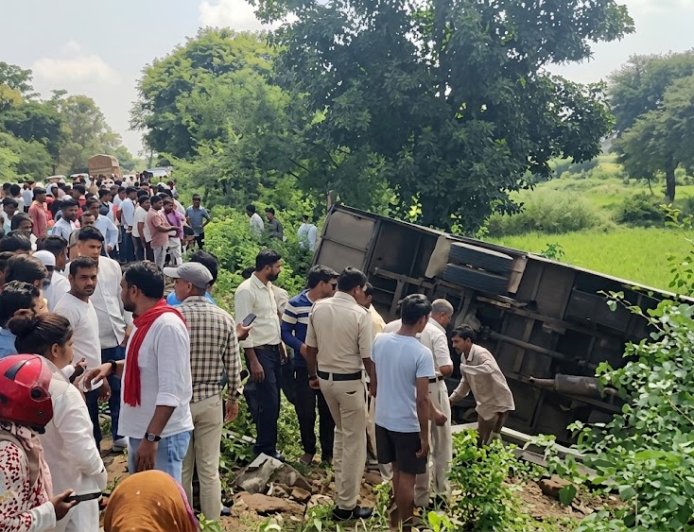 बालोद में दर्दनाक सड़क हादसा: अनियंत्रित होकर पलटी यात्रियों से भरी बस,