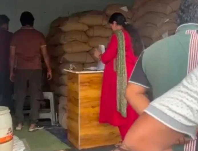 गोबरा नवापारा में सरकारी चावल से लदी पिकअप जब्त: