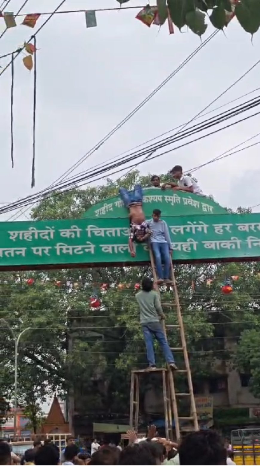 जन्माष्टमी के जश्न में दर्दनाक हादसा, हाईटेंशन तार की चपेट में आया युवक...