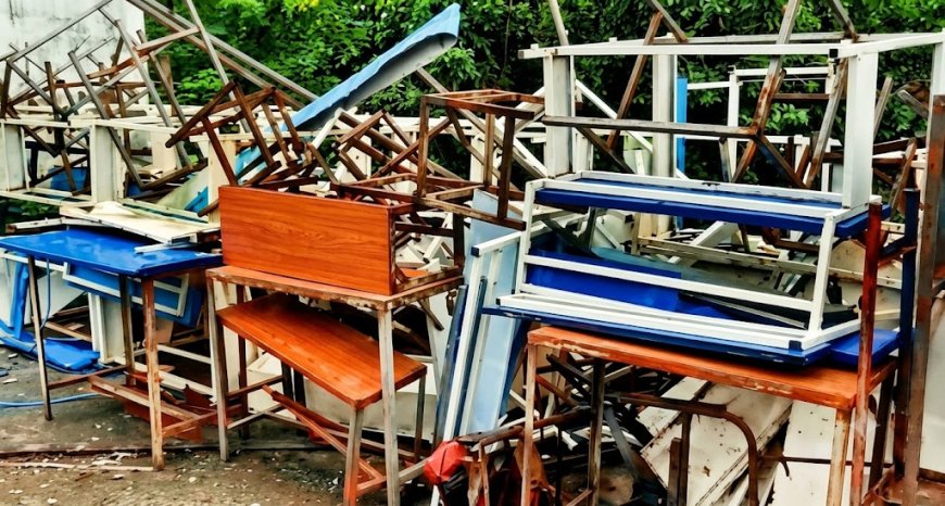 बिलासपुर: स्वामी आत्मानंद स्कूल में 20 लाख का नया फर्नीचर बना कबाड़, छत पर पड़े-पड़े सड़ रही कुर्सियां-टेबल, घटिया खरीदी पर उठे सवाल