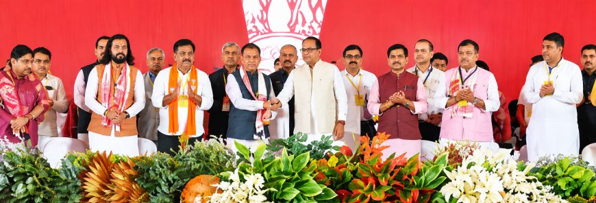 2 लाख परिवारों को मिले पक्के मकान, शिवराज सिंह चौहान और सीएम विष्णु देव साय ने सौंपी चाबियां; कृषि विज्ञान केंद्र की घोषणा