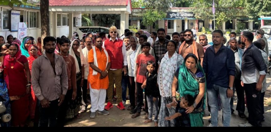 कांग्रेस नेता त्रिलोक श्रीवास सैकड़ो लोगों के साथ निर्दोष व्यक्तियों को न्याय दिलाने एसपी ऑफिस पहुंचे,