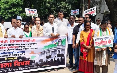 वोट चोर गद्दी छोड़ के नारे के साथ कांग्रेसियों का प्रदर्शन, चुनाव आयोग से जुड़ी मांगों को लेकर कलेक्टोरेट घेरा