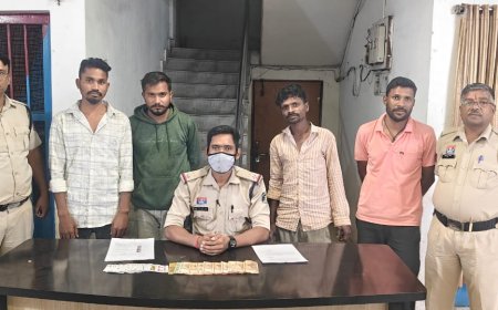 इंद्रपुरी हिर्री माइंस के पास जुआ फड़ पर चकरभाठा पुलिस की रेड, 4 जुआरी पकड़े गए मौके से 1,870 रुपये नकद, 52 पत्ती ताश और प्लास्टिक की चटाई जब्त