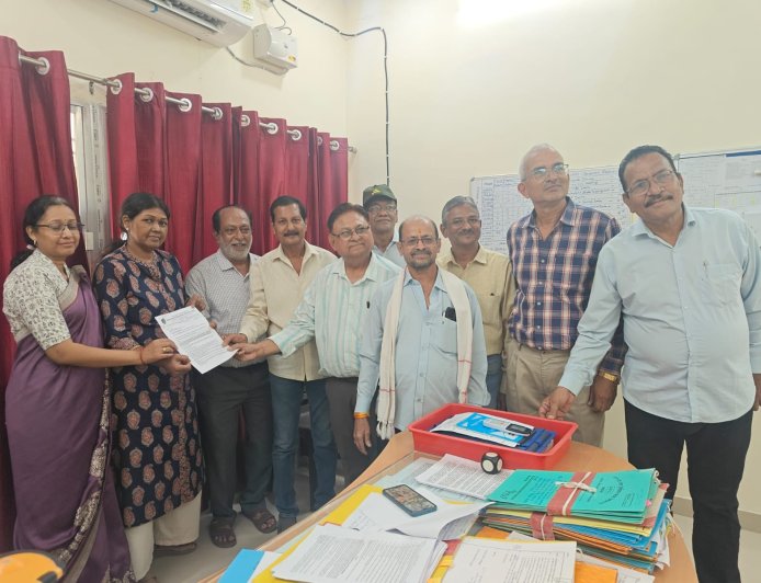 विद्युत सेवानिवृत्त कर्मचारियों की समस्याओं के निराकरण हेतु बिलासपुर क्षेत्रीय इकाई ने सौंपा ज्ञापन