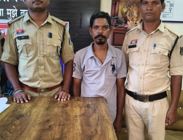 भतीजे की हत्या से सनसनी: घर में महिला मित्र को लाने की बात पर हुआ विवाद, सगे चाचा ने सीने में धारदार हथियार घोंपकर उतारा मौत के घाट, सरकंडा पुलिस ने आरोपी को किया गिरफ्तार