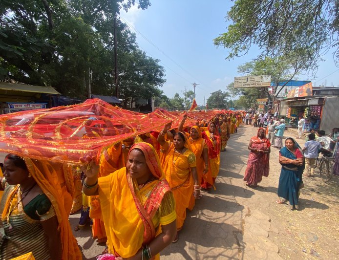 183 मीटर लंबी चुनरी यात्रा में उमड़ा मातृशक्ति का जनसैलाब, मस्तूरी में भक्ति और उत्साह का माहौल