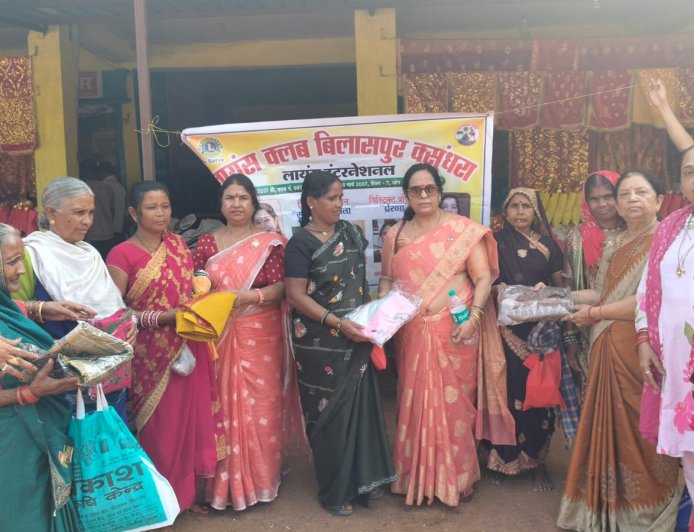 लायंस क्लब बिलासपुर वसुंधरा ने नवरात्रि में रतनपुर महामाया मंदिर के दर्शन के साथ 108 लोगों को भोजन कराया एवं  साड़ियां बांटी