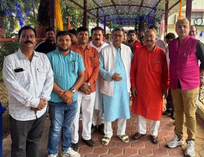 नेता प्रतिपक्ष डॉ. चरणदास महंत का त्रिलोक श्रीवास ने समर्थकों सहित किया आत्मीय स्वागत