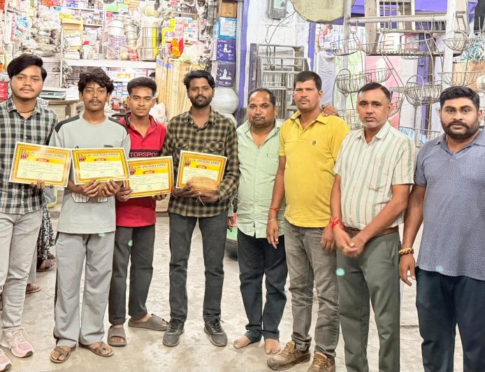 मां दुर्गा उत्सव समिति बस स्टैंड हरदीबाजार द्वारा कौन बनेगा डिजिटल स्टार के विजेता को किया पुरुस्कृत