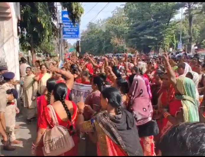 कम मानदेय से नाराज आंगनबाड़ी कार्यकर्ताओं की हुंकार, मांगें नहीं मानीं तो अनिश्चितकालीन हड़ताल