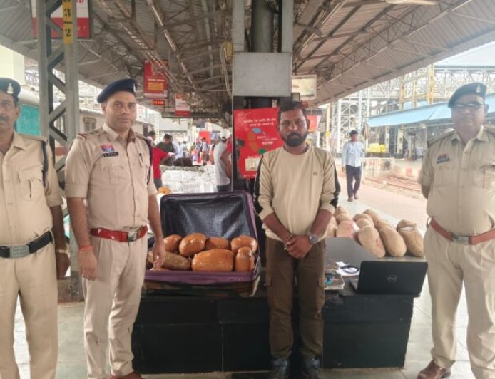 बिलासपुर रेलवे स्टेशन पर 15 किलो गांजा के साथ युवक गिरफ्तार, 7.50 लाख का मादक पदार्थ जब्त प्लेटफॉर्म नंबर 7-8 पर रेलवे पुलिस की कार्रवाई, पुलिस को देखकर भागने लगा आरोपी; घेराबंदी कर पकड़ा