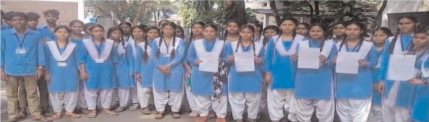 मल्हार स्कूल की छात्राओं का कलेक्ट्रेट में प्रदर्शन: फीस वसूली, एक्सपायर्ड पैड और प्राचार्य के व्यवहार पर उठाए सवाल;