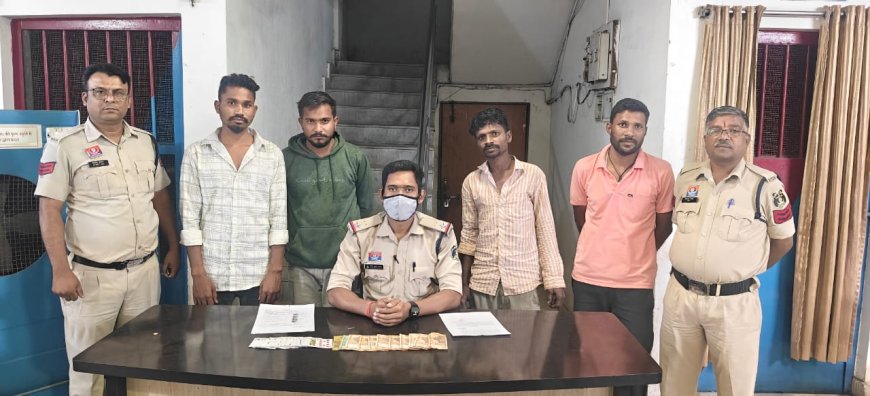 इंद्रपुरी हिर्री माइंस के पास जुआ फड़ पर चकरभाठा पुलिस की रेड, 4 जुआरी पकड़े गए मौके से 1,870 रुपये नकद, 52 पत्ती ताश और प्लास्टिक की चटाई जब्त